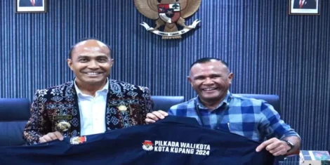 Pj Wali Kota Kupang, Linus Lusi bersama Ketua KPU Kota Kupang, Ismail Manoe