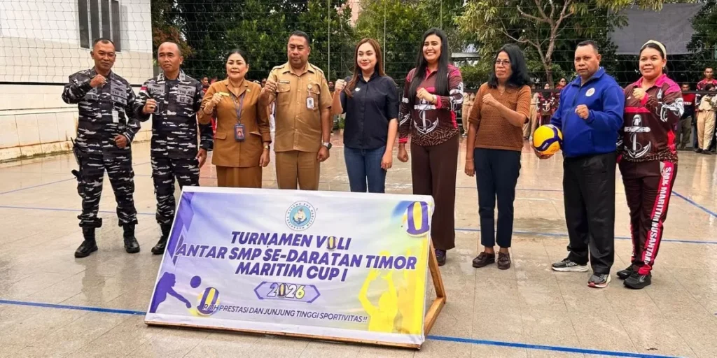 Wakil Wali Kota Kupang Serena Francis saat Buka Turnamen Bola Volly Antar SMP se-Daratan Timor Maritim Cup I