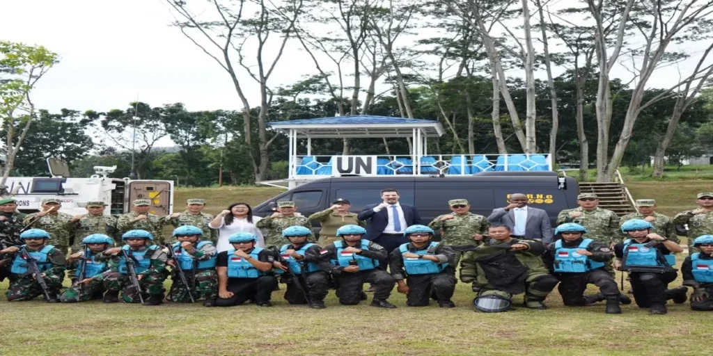 Komandan PMPP TNI, Brigjen TNI Iwan Bambang Setiawan, S.I.P., bersama delegasi UNMAS, Raymond Kemei dan David Markus, serta Tim EOD Kompi Zeni Indonesia berfoto bersama usai pelaksanaan demonstrasi Explosive Hazard Awareness Training&ndash;Improvised Explosive