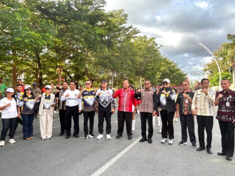 Wagub bersama PGRI NTT saat Buka Lomba Gerak Jalan Indah Hardiknas