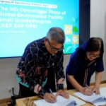 Perwakilan FAO di Indonesia dan Timor-Leste Rajendra Aryal (kiri) dan Direktur Eksekutif Yayasan Bina Usaha Lingkungan Yani Witjaksono (kanan) menandatangani Perjanjian Kemitraan Operasional Fase Operasional ke-8 Program Hibah Kecil Fasilitas Lingkungan Global (GEF SGP-OP8)