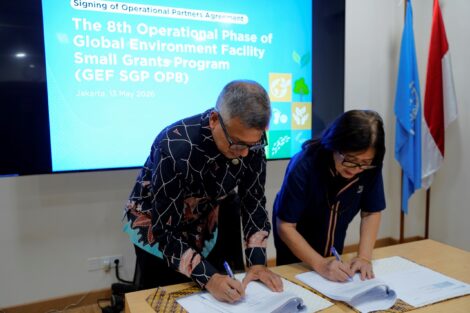 Perwakilan FAO di Indonesia dan Timor-Leste Rajendra Aryal (kiri) dan Direktur Eksekutif Yayasan Bina Usaha Lingkungan Yani Witjaksono (kanan) menandatangani Perjanjian Kemitraan Operasional Fase Operasional ke-8 Program Hibah Kecil Fasilitas Lingkungan Global (GEF SGP-OP8)