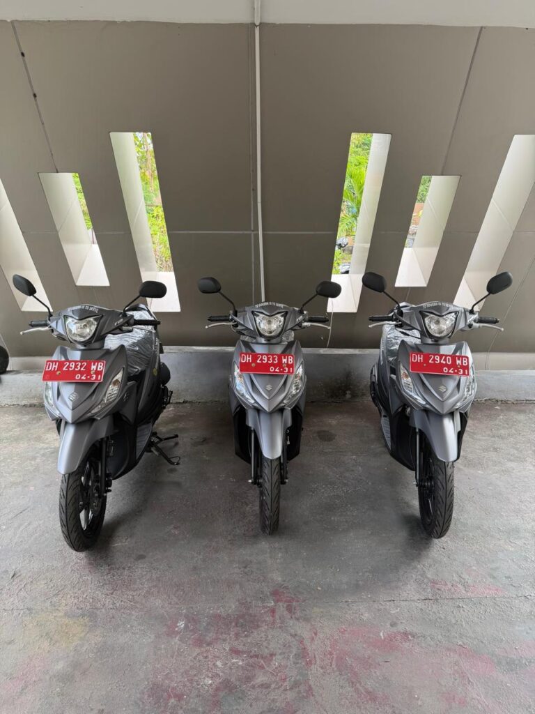 3 Unit Motor Terparkir di Kantor Bapenda Kota Kupang