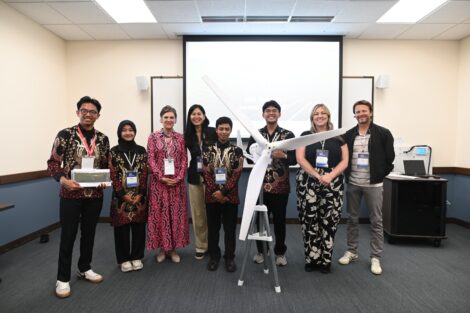 Tim TERANGIN saat tampil di ajang Fowler Global Social Innovation Challenge 2026. Terangin berhasil finish di posisi 4 besar pada ajang yang digelar oleh University of San Diego, USA tersebut pada 1-2 Mei 2026 l