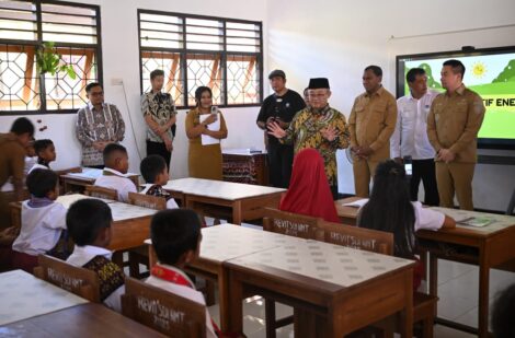 Mendikdasmen saat Kunjungi SD Naimata Kupang