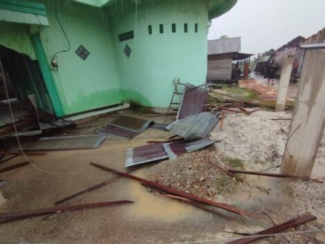Kondisi rumah warga yang diterjang oleh angin kencang akibat cuaca ekstrem di Desa Benua Anyar di Kecamatan Astambu