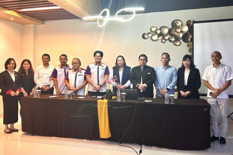 Para pengurus dan panitia penyelenggara pemilihan Ketua BPD PHRI NTT, foto bersama usai melakukan konferensi pers