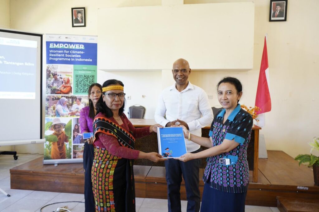 Penyerahan Rekomendasi Hasil Keputusan Pertemuan Tahunan Aliansi Perempuan Indonesia Mandiri (APIR) oleh Siti Sadyatun, Ketua APIR (kiri) kepada Martha Alfanita, Sekretaris Bappeda Manggarai Barat (kanan) didampingi oleh Kanisius Jehabut, anggota DPRD Manggarai Barat (tengah), 7 Mei 2026. Photo: FAO/Ardila Syakriah