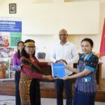 Penyerahan Rekomendasi Hasil Keputusan Pertemuan Tahunan Aliansi Perempuan Indonesia Mandiri (APIR) oleh Siti Sadyatun, Ketua APIR (kiri) kepada Martha Alfanita, Sekretaris Bappeda Manggarai Barat (kanan) didampingi oleh Kanisius Jehabut, anggota DPRD Manggarai Barat (tengah), 7 Mei 2026. Photo: FAO/Ardila Syakriah