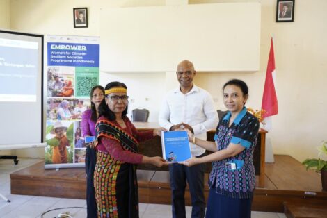 Penyerahan Rekomendasi Hasil Keputusan Pertemuan Tahunan Aliansi Perempuan Indonesia Mandiri (APIR) oleh Siti Sadyatun, Ketua APIR (kiri) kepada Martha Alfanita, Sekretaris Bappeda Manggarai Barat (kanan) didampingi oleh Kanisius Jehabut, anggota DPRD Manggarai Barat (tengah), 7 Mei 2026. Photo: FAO/Ardila Syakriah