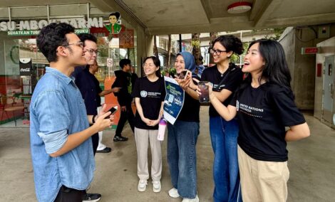 1. Sesi permainan yang dilaksanakan UNAI bersama pengunjung sekitar Taman Literasi, Blok M