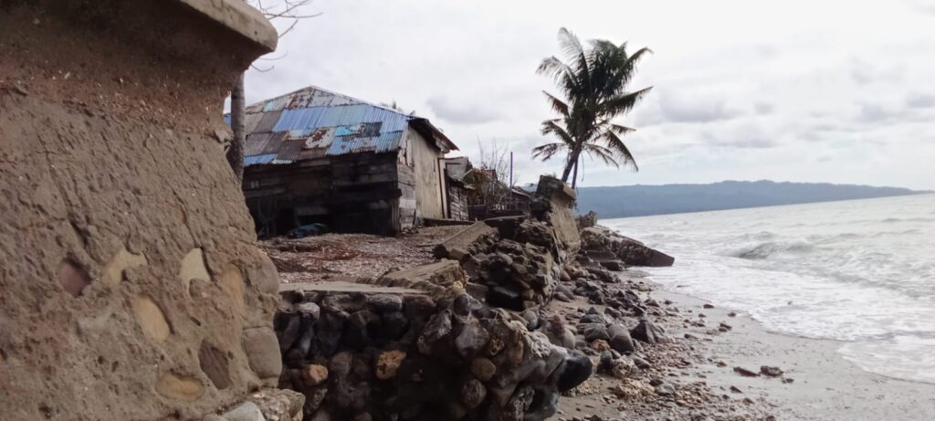 Lokasi terdampak pasang dan abrasi yang terjadi di Desa Aruan Gaur, Kecamatan Siritaun Wida Timur, Kabupaten Seram Bagian Timur, Provinsi Maluku