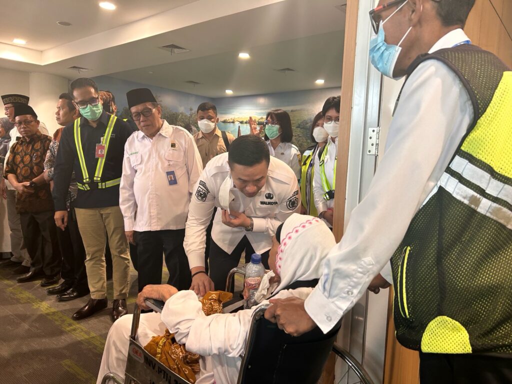 Wali Kota Kupang Sambut Kepulangan Jemaah Haji di Bandara El Tari Kupang