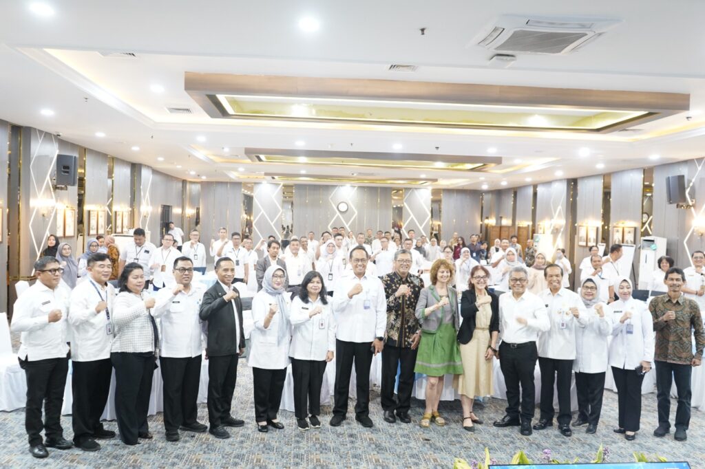 Direktur Jenderal Pemberdayaan dan Pengembangan Daerah Tertinggal Kemendes PDT, Samsul Widodo (ke-lima dari kanan) bersama perwakilan FAO dan staf senior Kemendes PDT dalam lokakarya untuk memperkuat transformasi sistem pangan dan pertanian Indonesia pada Senin (29/6). ©️FAO