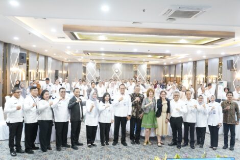 Direktur Jenderal Pemberdayaan dan Pengembangan Daerah Tertinggal Kemendes PDT, Samsul Widodo (ke-lima dari kanan) bersama perwakilan FAO dan staf senior Kemendes PDT dalam lokakarya untuk memperkuat transformasi sistem pangan dan pertanian Indonesia pada Senin (29/6). ©️FAO