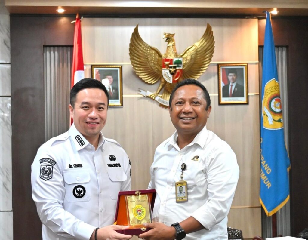 Wali Kota Kupang, Chris Widodo bersama Kepala BPTD Kelas II NTT, Robert N. I. Tail,