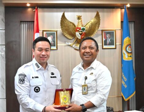 Wali Kota Kupang, Chris Widodo bersama Kepala BPTD Kelas II NTT, Robert N. I. Tail,