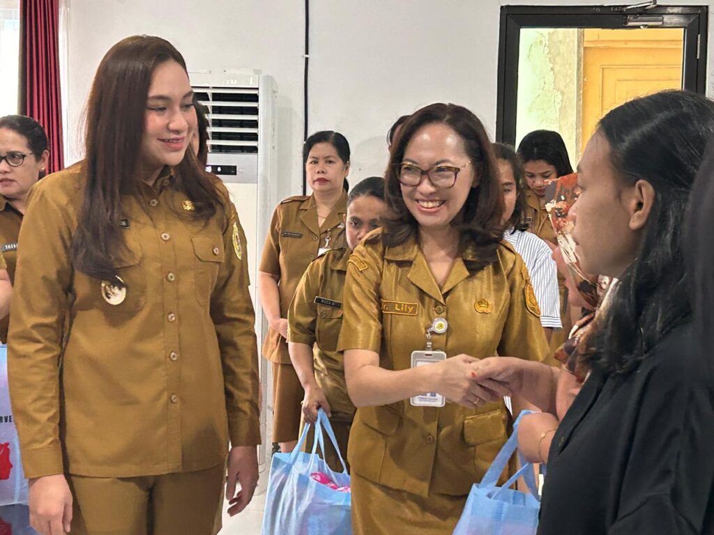 Wakil Wali Kota bersaam Kadis DP3A Kota Kupang saat Penyerahan Bantuan Program Ina Kasih
