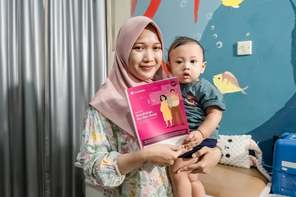 ndonesia semakin banyak menjangkau anak-anak dengan vaksin yang menyelamatkan nyawa mereka. Memastikan setiap anak tidak terlambat menerima setiap vaksin yang direkomendasikan membantu menjaga kesehatan keluarga, komunitas, dan generasi-generasi mendatang. Kredit: WHO / Rommy Pujianto