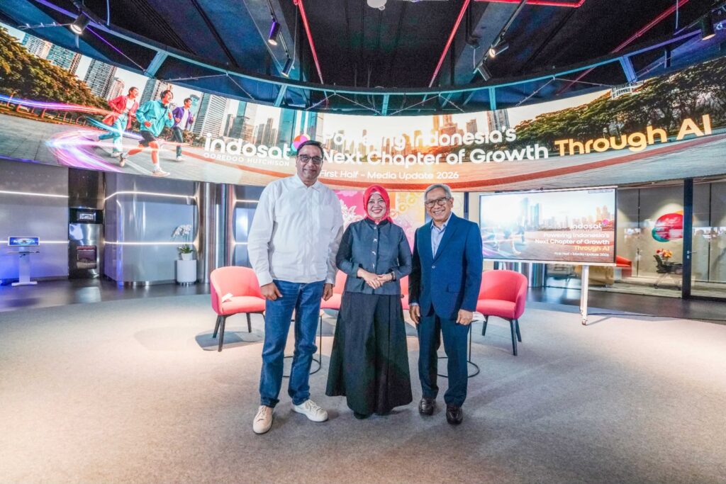 Vikram Sinha President Director & CEO Indosat Ooredoo Hutchison (kiri), Reski Damayanti Dir & Chief Legal and Regulatory Officer Indosat Ooredoo Hutchison (tengah), Muhammad Buldansyah Dir & Chief Business Officer Indosat Ooredoo Hutchison (kanan)