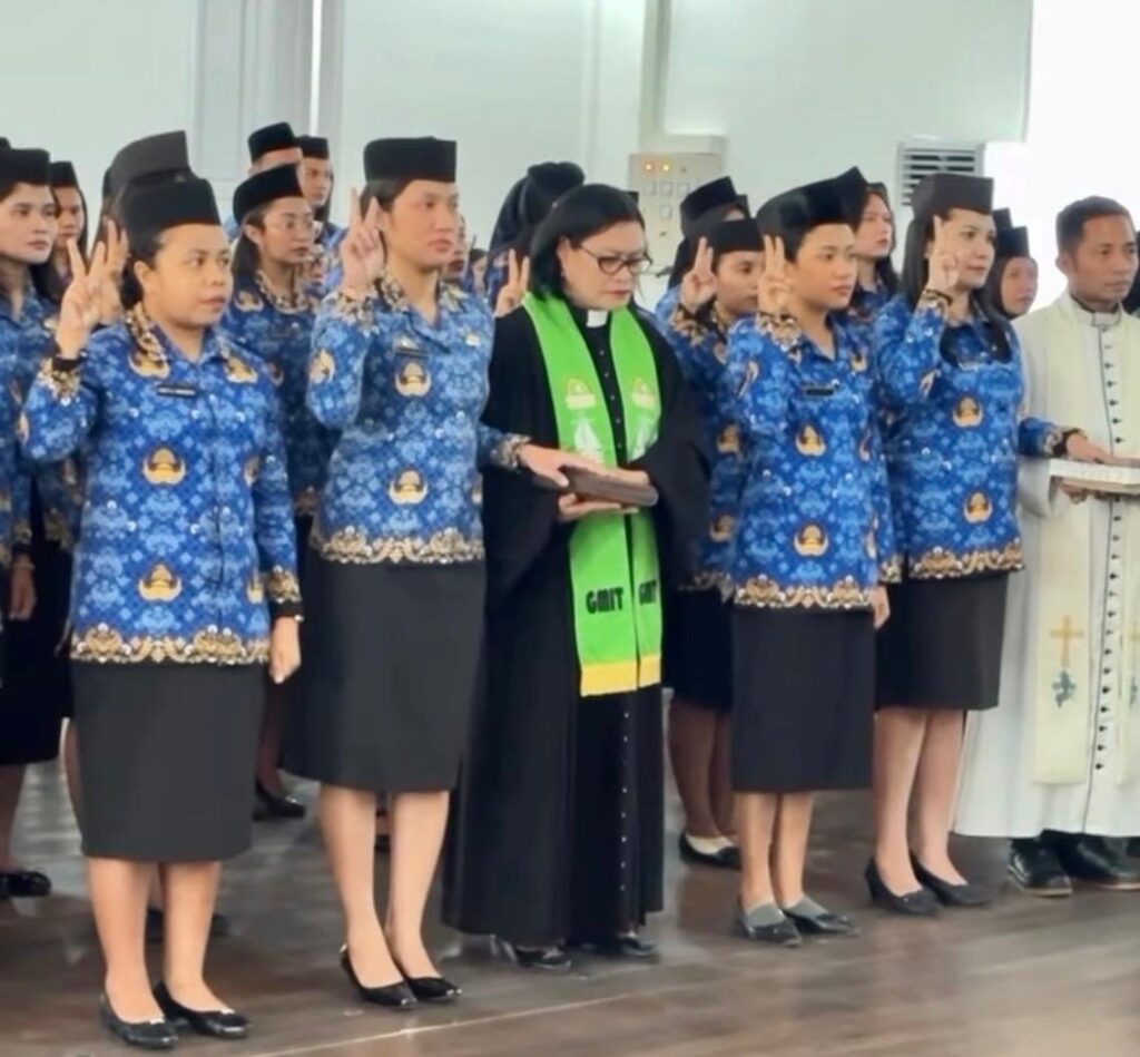 Prosesi penyerahan SK pengangkatan dan pengambilan sumpah/janji PNS
