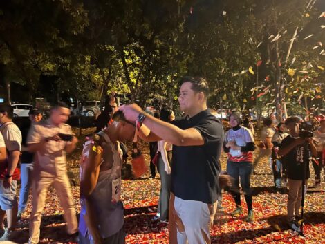 Ketua DPRD saat Kalungi Medali pada pelari Independence Night Run
