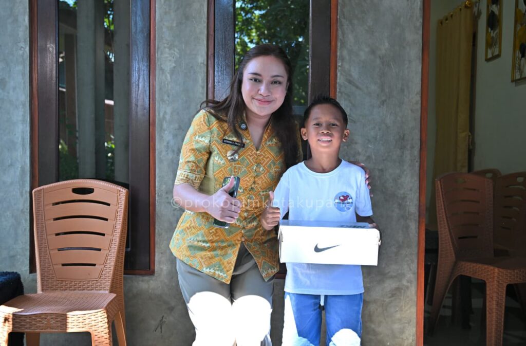 Wawali Serena dan salah satu anak penerima hadiah sepatu bola