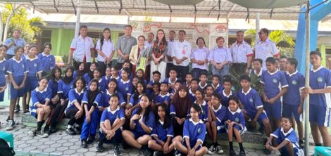 Penyerahan bantuan alat cricket di SMP N 8 Kupang