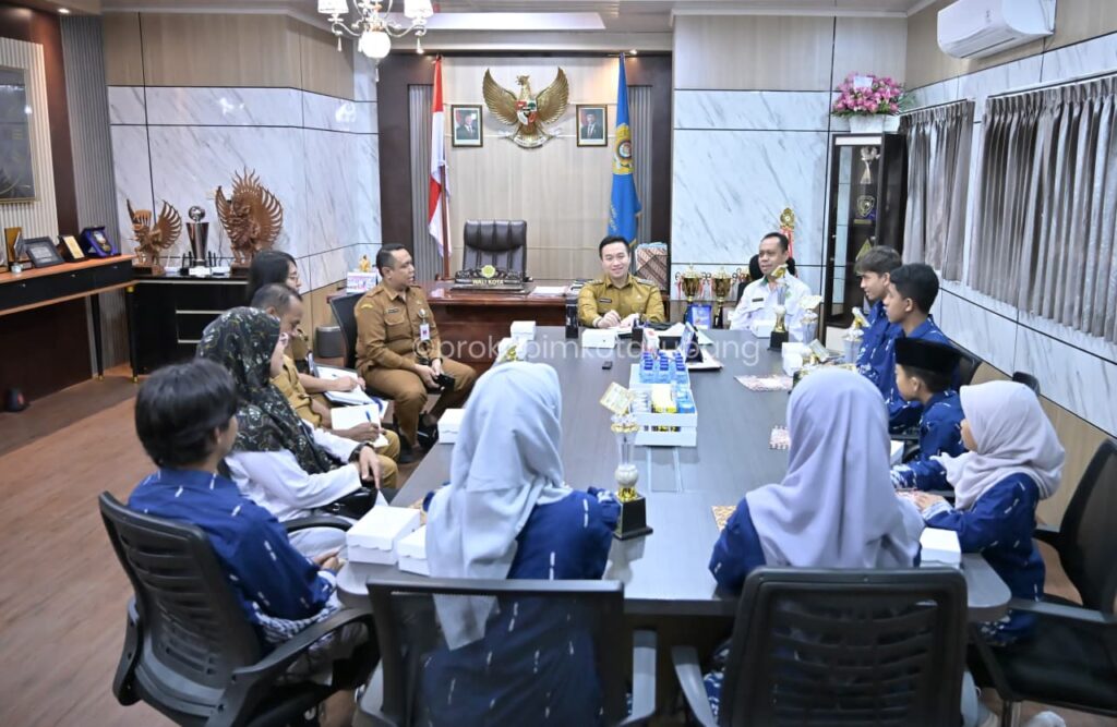 Wali Kota Kupang, dr. Christian Widodo, dalam audiensi di ruang kerjanya, Senin (6/7).