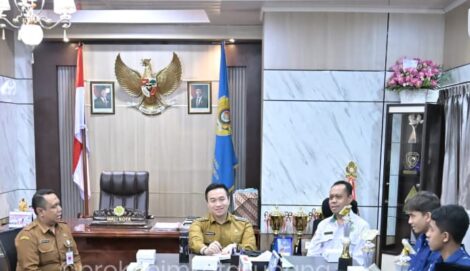 Wali Kota Kupang, dr. Christian Widodo, dalam audiensi di ruang kerjanya, Senin (6/7).