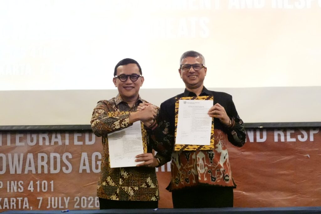 Kepala Badan Karantina Indonesia Abdul Kadir Karding (kiri) dan Perwakilan FAO di Indonesia dan Timor-Leste Rajendra Aryal meluncurkan program senilai USD 200.000 untuk memperkuat manajemen risiko sistem perkarantinaan hewan di Indonesia pada Selasa (7/7) di Jakarta. ©️Badan Karantina Indonesia