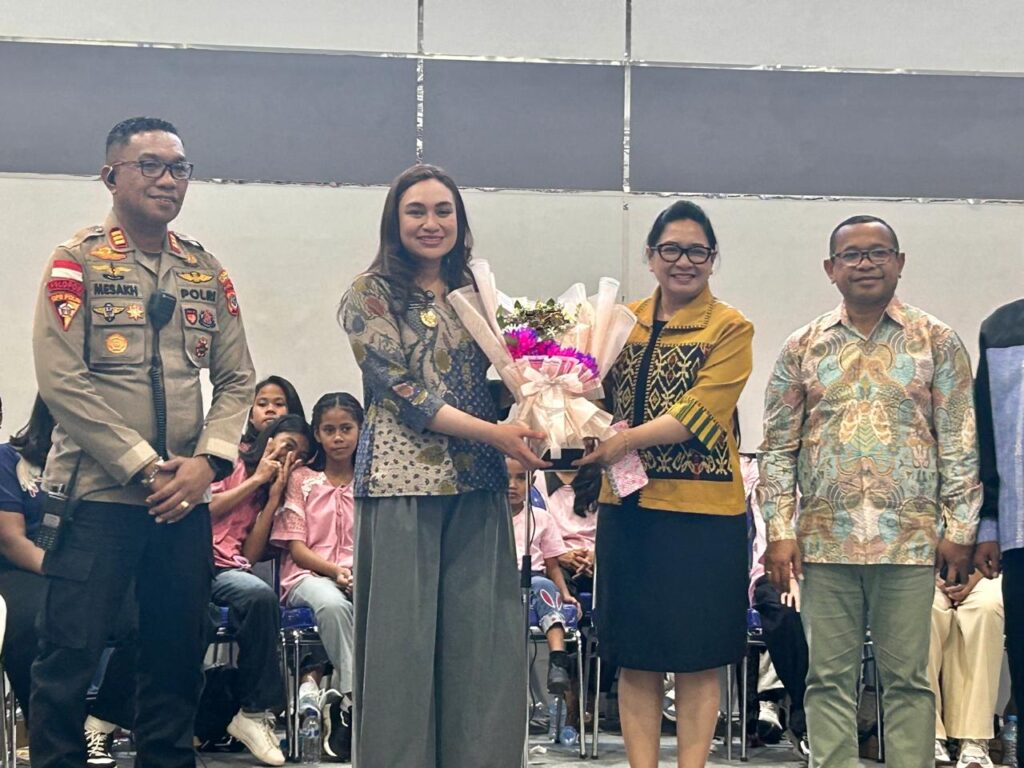 Wawali Kupang Serena Francis bersama Ketua Majelis Klasis Kota Kupang Timur, Pdt. Mercy Pattikawa