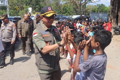 Kepala BNPB Letjen TNI Dr Suharyanto beserta jajaran forkopimda Kabupaten Flores Timur sambangi hunian sementara Desa Konga Kecamatan Titehena, Kabupaten Flores Timur, Provinsi Nusa Tenggara Timur (17/7)