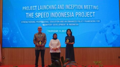 Hassan Mohtashami (Perwakilan UNFPA di Indonesia), Yuli Farianti (Direktur Jenderal Sumber Daya Manusia Kesehatan Kemenkes), dan Kim Hyo Jin (Direktur Negara KOICA Indonesia) berpose untuk foto dengan penghargaan simbolis selama peluncuran proyek dan pertemuan awal PROYEK SPEED INDONESIA