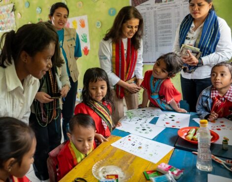 Perwakilan UNICEF Indonesia, Maniza Zaman (keempat dari kanan), berinteraksi dengan anak-anak saat mengunjungi Pusat PAUD Bilelog, Nusa Tenggara Timur