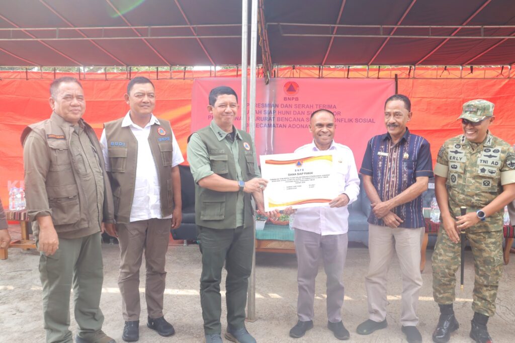 Kepala BNPB Letjen TNI Dr Suharyanto S.Sos M.M meresmikan secara simbolis bantuan 52 hunian tetap dan 2 sumur bor kepada 52 warga terdampak konflik sosial di Kantor Kecamatan Adonara Barat, Kabupaten Flores Timur, Provinsi Nusa Tenggara Timur