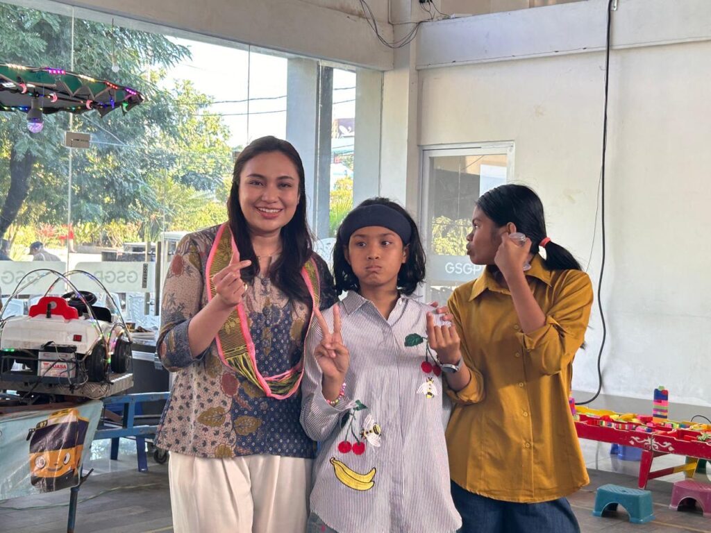 Wawali Serena saat pose bersama para difabel di GMIT Paulus