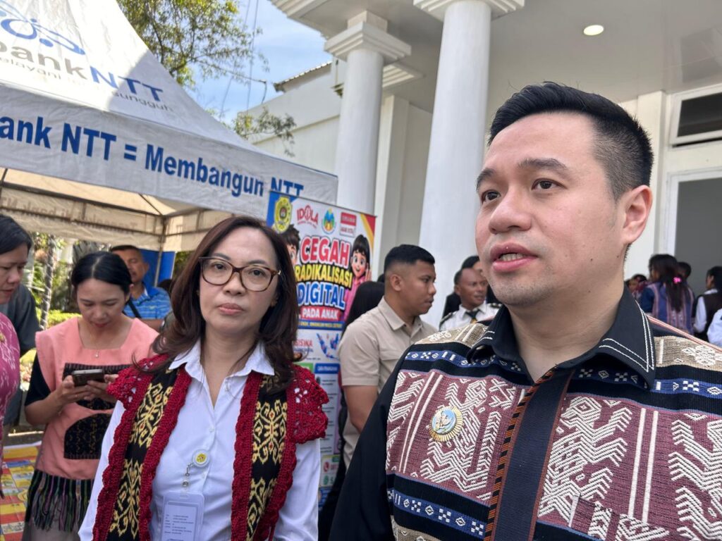 Wali Kota Kupang Chris Widodo saat didampingi Kepala DP3A Kota Kupang, dr. Marsiana Halek