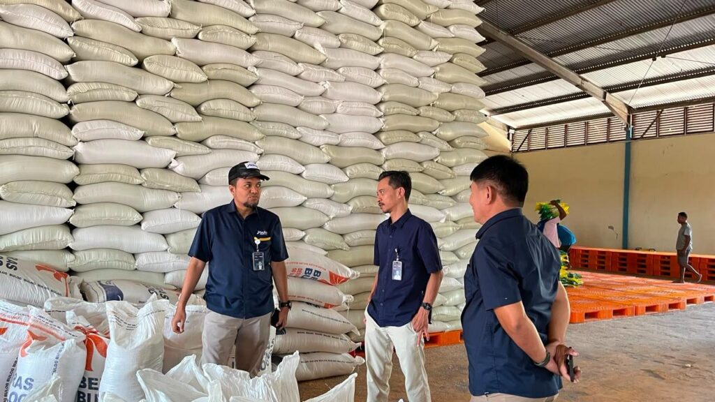 Pemimpin Perum BULOG Kanwil NTT, Arrahim Kanam saat tinjau Gudang Beras BULOG NTT