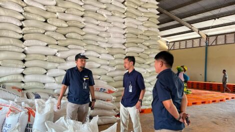Pemimpin Perum BULOG Kanwil NTT, Arrahim Kanam saat tinjau Gudang Beras BULOG NTT