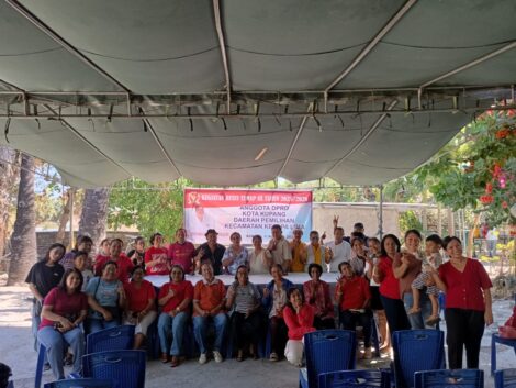 Anggota DPRD. Moses Mandala saat reses di Kupang