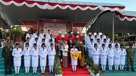 Wakil Wali Kota Kupang, Serena Cosgrova Francis, tampil anggun dalam balutan kebaya putih yang dipadukan dengan tenunan motif Sepe