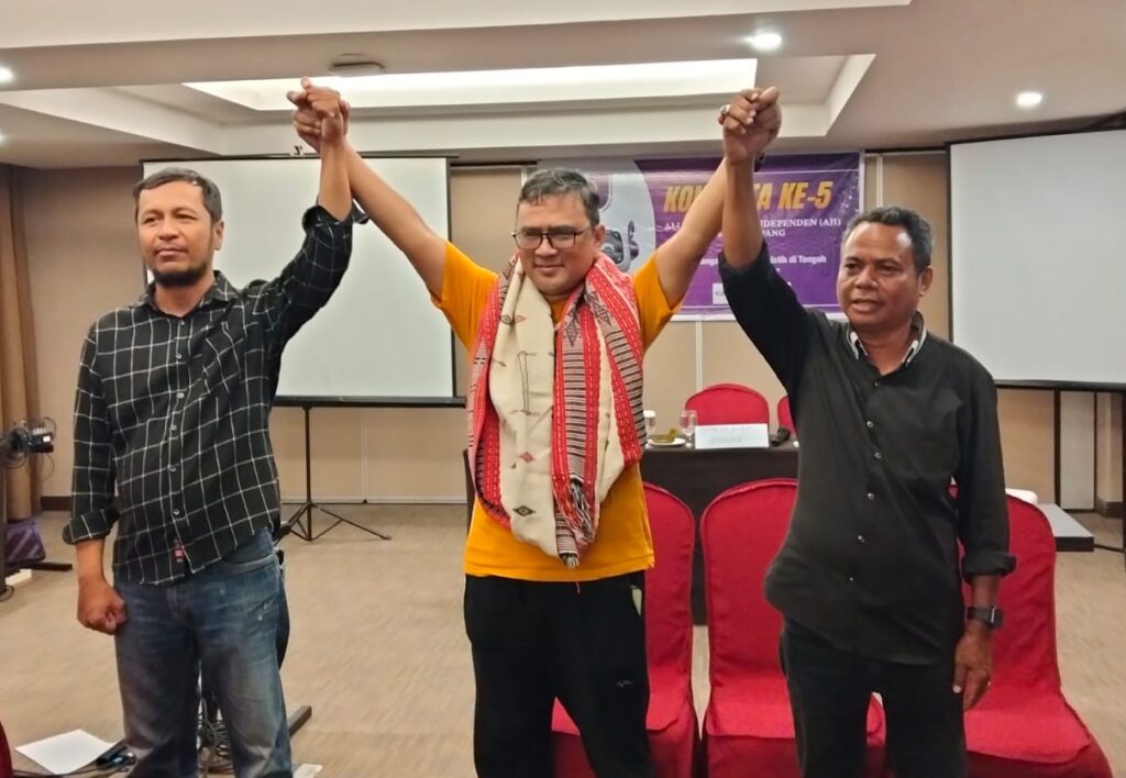 Mbuhang Nggiku (kanan) dan Toni Johanis terpilih sebagai Ketua dan Sekretaris AJI Kota Kupang periode 2026-2029 bersama Sekjen AJI Indonesia, Bayu Wardana (tengah) pose bersama usai Pelantikan