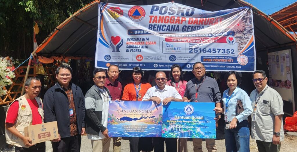 Penyerahan bantuan dilakukan oleh Deputi Kepala Perwakilan Bank Indonesia Provinsi NTT, Alfin A. Wijayanto bersama Bendahara BMPD NTT, Alexander Tri Wibowo dan diterima oleh Sekretaris BPBD Provinsi NTT, Yohanes Taka Dosi.