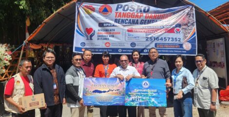 Penyerahan bantuan dilakukan oleh Deputi Kepala Perwakilan Bank Indonesia Provinsi NTT, Alfin A. Wijayanto bersama Bendahara BMPD NTT, Alexander Tri Wibowo dan diterima oleh Sekretaris BPBD Provinsi NTT, Yohanes Taka Dosi.