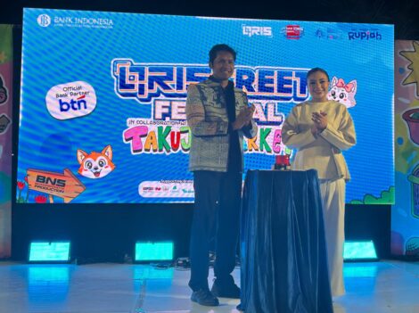 Ketua Gekraf NTT Serena Francis bersama Kepala Perwakilan BI NTT, Adidoyo Prakoso saat menutup PQN di Kupang