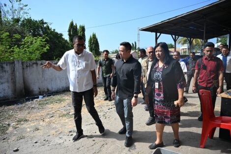 Wali Kota Kupang, Christian sebagai kepala daerah pertama dari wilayah NTT yang tidak terdampak bencana yang turun langsung menemui masyarakat korban gempa.