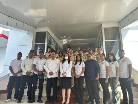 Wawali Serena Francis foto bersama Kadispora dan taruna-taruni SMK Maritim Nusantara Wakili NTT di Lomba Nasional