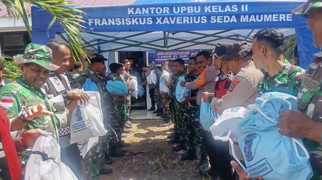 Bantuan logistik berupa paket sembako dari Presiden Republik Indonesia, Prabowo Subianto tiba di Maumere, Kabupaten Sikka, Nusa Tenggara Timur, Minggu (16/8).