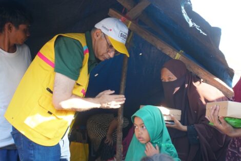 Syed Bilal Kazmi, Director and Chief Operating Officer Indosat Ooredoo Hutchison saat mengunjungi warga terdampak Gempa